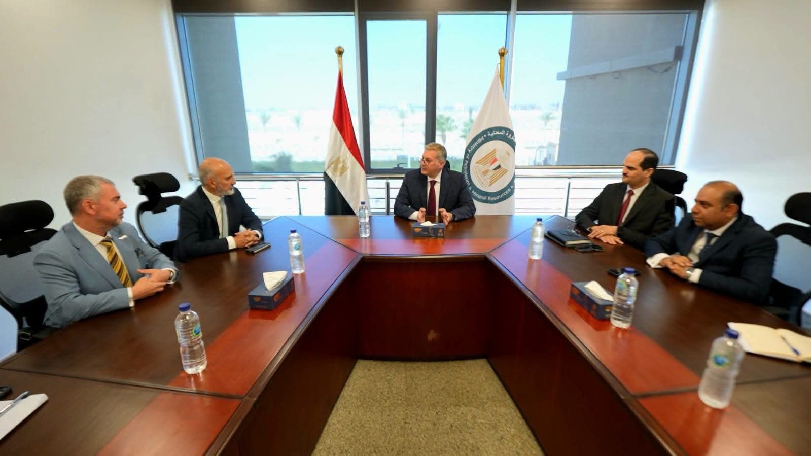 وزير البترول وإكسون يبحثان آليات تنفيذ مذكرة التفاهم بقبرص